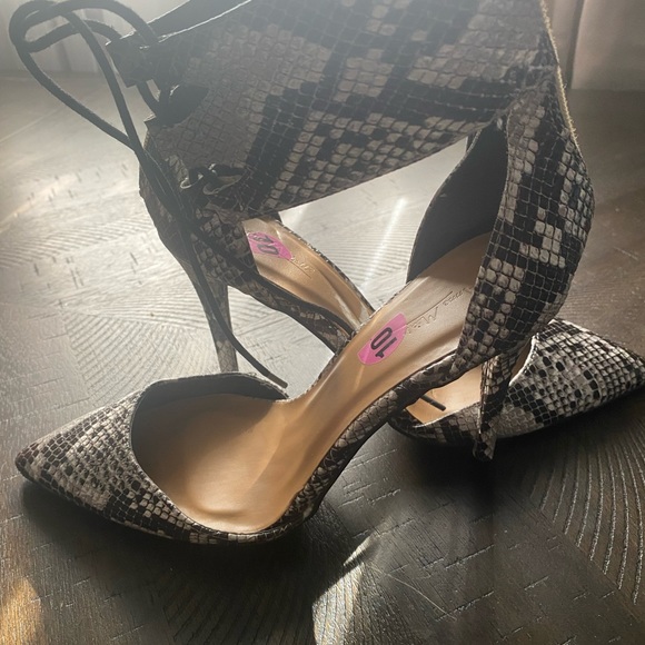 Black and white snake skin - Picture 2 of 3